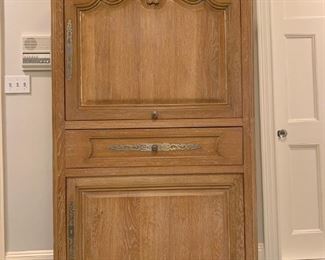 Lexington Furniture Entertainment Hutch with Hidden Desk
