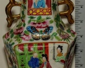 CHINESE DECORATED VASE 