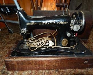 Vintage Dome Top SINGER Sewing machine Bent Wood Walnut Case with key