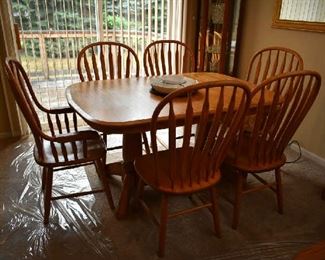 OAK DINING TABLE W/SELF STORING LEAF & 6 CHAIRS