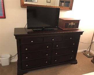 Matching large dresser for the queen bedroom set. Measures 64 1/2 wide by 38 1/2 tall. In excellent condition.