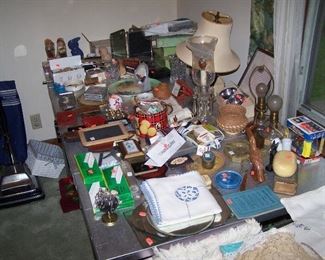 TABLE OF LAMPS & OTHER SMALLS