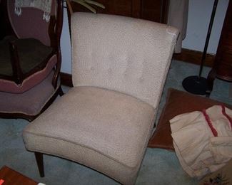 MID-CENTURY PULL-UP CHAIR