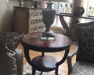 Round lamp table.