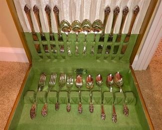 Rogers Oneida, 47 pieces silverplate and a beautiful silver chest