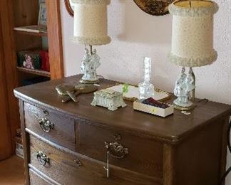 dresser, lamps, mirror, accessories
