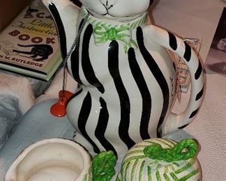 Gloria Vanderbilt cat tea set