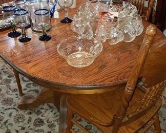 Oak table/chairs on pedestal, rug, punch bowl with cups