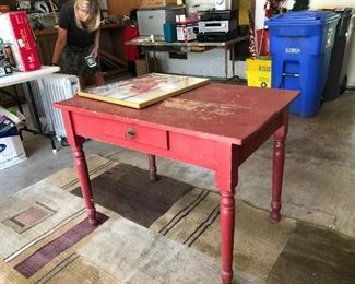 Garage: Shabby-Chic Red Table