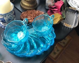 electric blue sandwich plates. Can you imagine how good these would look filled with party food>