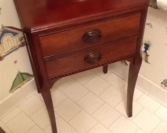 Exquisite mahagony two drawer side table with dove tailed drawers and round knobs for handles.