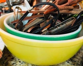 Vintage Pyrex mixing bowls