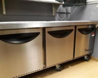 Victory Refrigerated Make Table # VUR-6-30BT