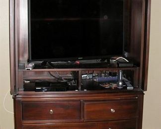 Entertainment center by Moderne Callenti