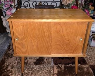 RETRO RECORD PLAYER LP STORAGE CABINET  $250 - BEAUTIFUL 