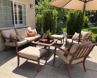 Sunbrella fabric on 7 piece outdoor furniture set in excellent condition 
