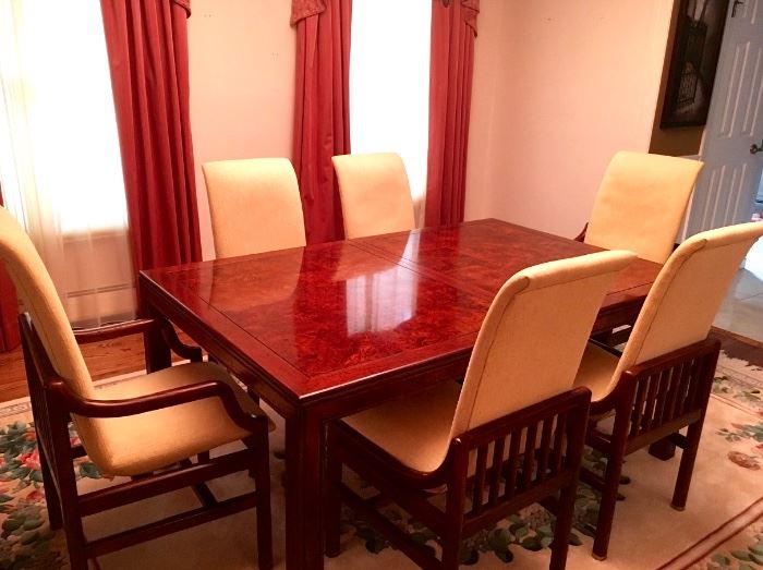 Beautiful Dinning Room Table with 5 chairs. Like new !