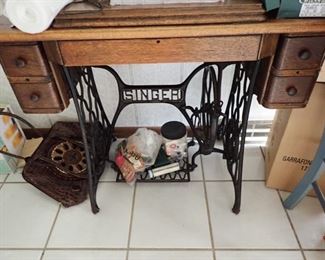 SINGER SEWING MACHINE