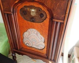 VINTAGE RADIO / WOOD CASE