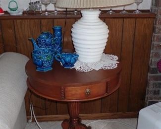 ROUND LEGGED TABLE / LAMP SERVING PIECES