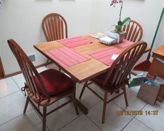 LOVELY KITCHEN TABLE AND 4 CHAIRS