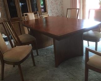 Beautiful table 6 chairs one extra leaf
Perfect condition 
Sf PF 