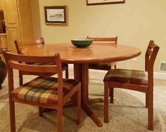 Danish Mid-century modern teak wood dining table with 6 matching chairs