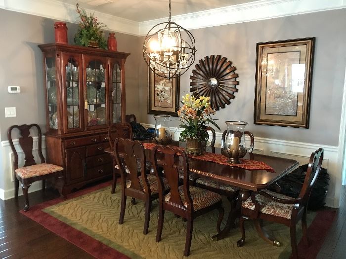 Gorgeous Duncan Phyfe dining room table with 8 Queen Anne chairs and China cabinet