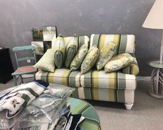 SWEET LOVE SEAT IN FANTASTIC LIKE NEW CONDITION