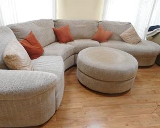 VERY COMFY Circular Sectional Sofa with Ottoman
