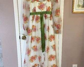 Beautiful 70’s floral maxi dress in excellent condition. 