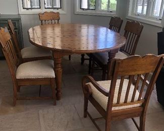 Drexel Heritage round 52' wood table and 5 chairs
