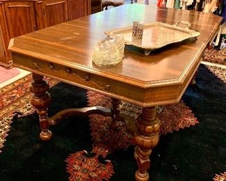 Antique dining table
Would be great also painted
Exceptional wool large rug Perfect condition