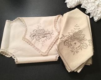 8 Napkins