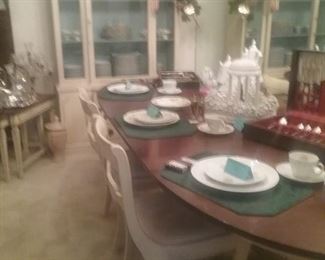 Drexel Heritage Dining Table with 4 chairs and 3 leaves