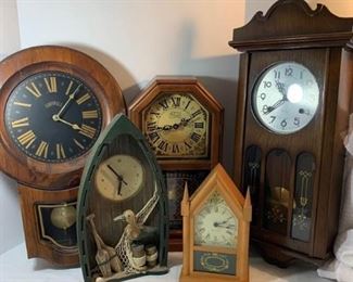 Assortment of 5 clocks https://ctbids.com/#!/description/share/177986