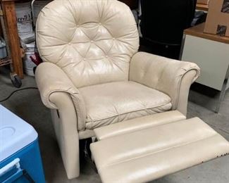 White leather recliner-genuine https://ctbids.com/#!/description/share/178019