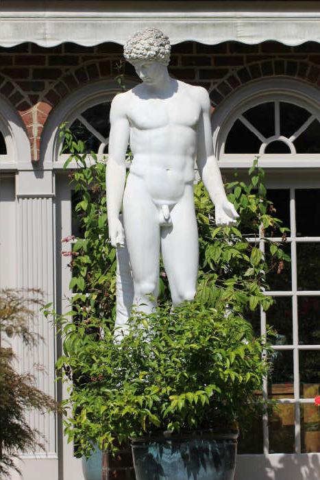Impressive custom marble statue - a replica of the Capitoline Antinous in Rome. This item was custom made for the owner, ordered from the shop of the sculptor Raffaello Romanelli (Florence, Italy) in 1989.