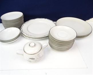 Noritake Ucago Fine China Heirloom Dish Set