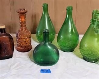 PPT003 Collectible Bottles and Decanters 
