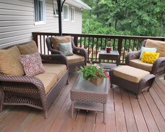 Outdoor Gazebo & Outdoor Patio Suit
Lounge Chairs
Cantilever Umbrella