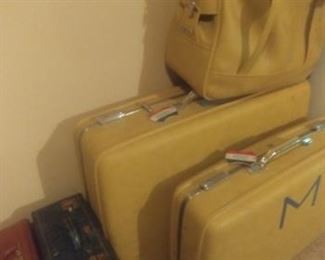 Vintage luggage set of 3 - yellow