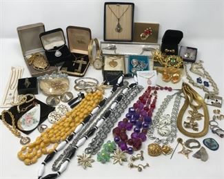 Costume Jewelry https://ctbids.com/#!/description/share/178988