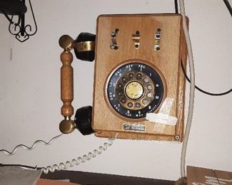 Fun antique reproduction phone! Works perfect!