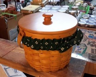 Longaberger basket with lid and liner.