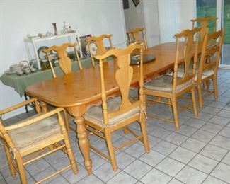 Awesome farm-style table w/6 chairs & leaves (shown as large as it gets)