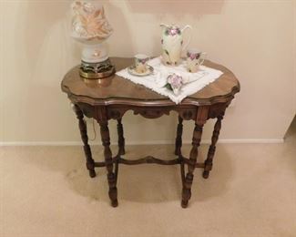 Ornate solid wood accent table approx: 34"W x 20.5"D x 30"H