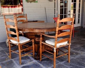 Wonder round oak dining table with 4 great chairs. Fabulous condition.