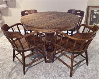 Beautiful Oak round kitchen table w/4 chairs, completely refinished 