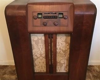 Vintage Electric Radio in Cherry like Wood Console